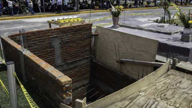 Primera piedra del Mausoleo Tiresias, en el panteón civil de San Lorenzo Tezonco. Foto: Cuartoscuro