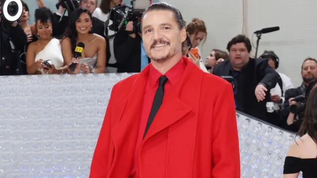 Pedro Pascal llega a la alfombra para la Met Gala 2023. Foto: EFE