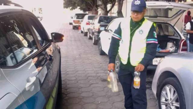 Policías retiran las botellas de plástico. Foto: Alejandro Sánchez N+