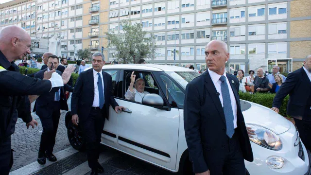 Papa Francisco abandona hospital en su Fiat 500 blanco