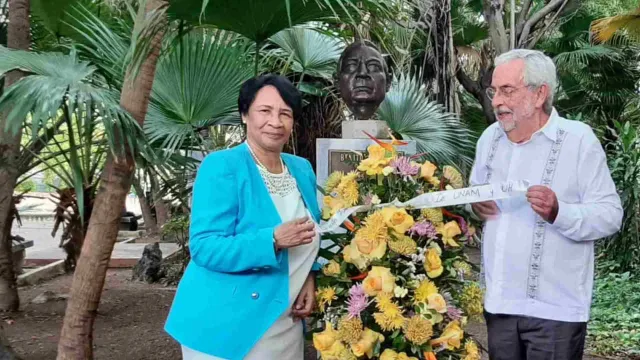 Ofrenda floral a Benito Juárez en La Habana, Cuba