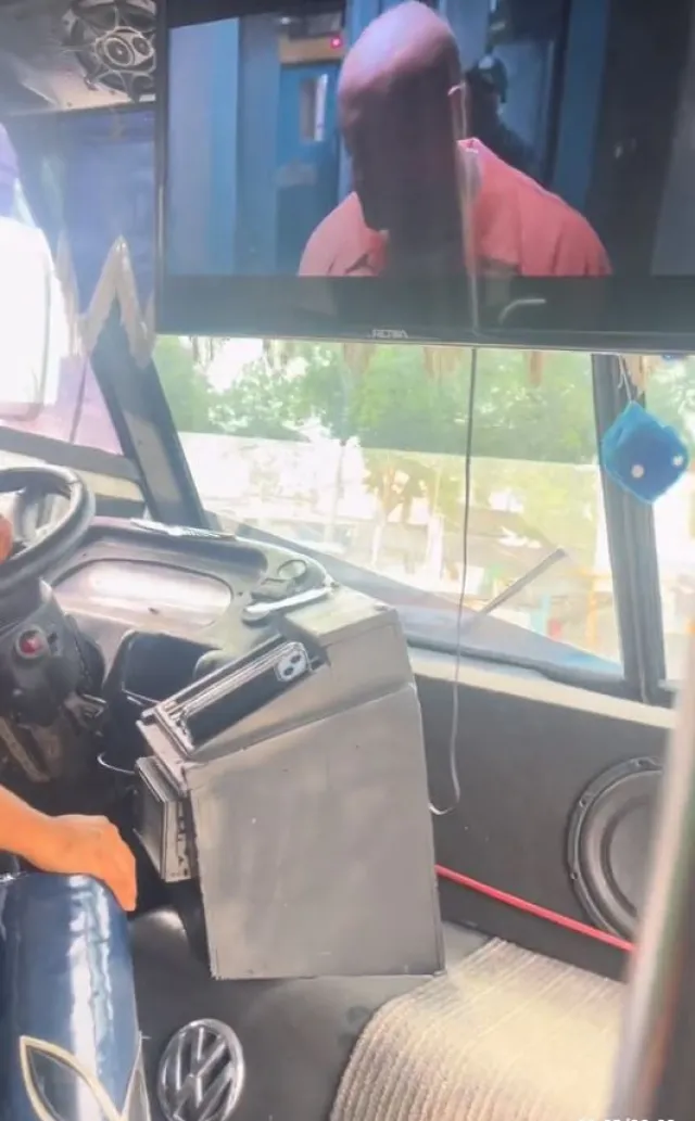 Chofer Instala Televisión Para ver Películas Mientras Maneja