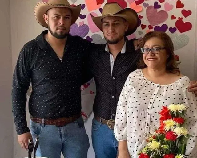 Los recién casados posaron con la jueza que los casó