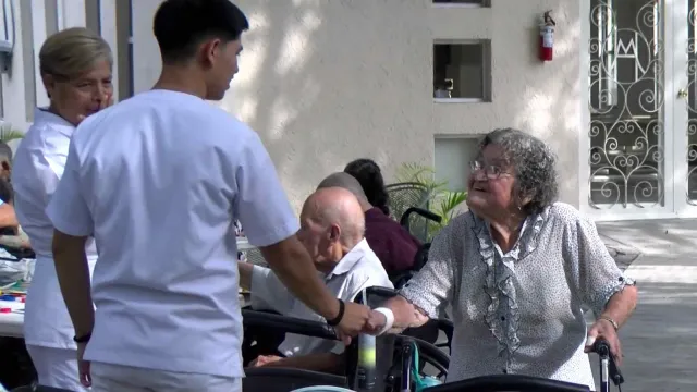 Abuelitos necesitan del tiempo de los demás para completar su felicidad