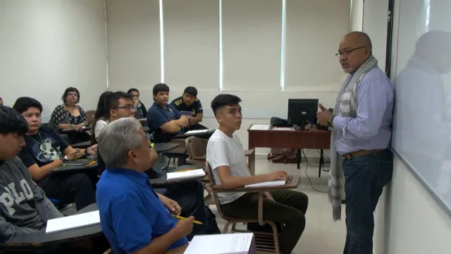 don andres en el salon tomando clase de historia 