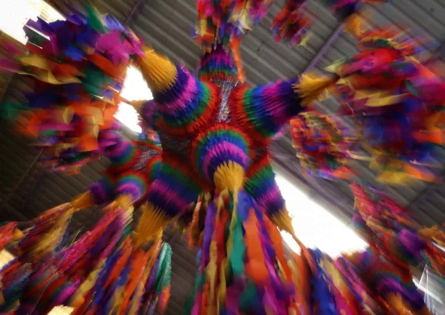 Piñata en mercado de México