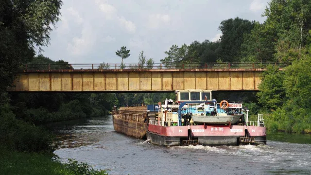 Barco apunto de cruzar el puente del Canal Teltow