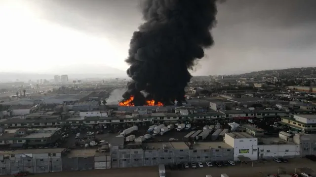 Fábrica de Tijuana, Baja California consumida por incendio. Foto: N+