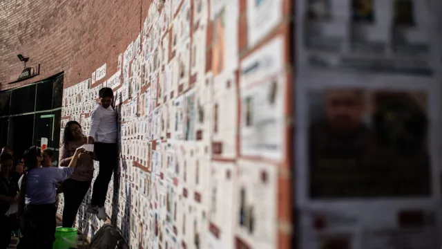 Con ayuda de organizaciones realizaron una pega de cientos de fichas en el “Muro de la Memoria”. Foto: Cuartoscuro