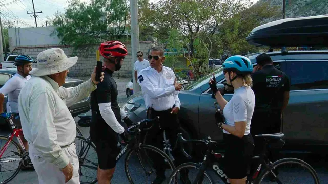 Policía de Santa Catarina interviene entre ciclistas y automovilista