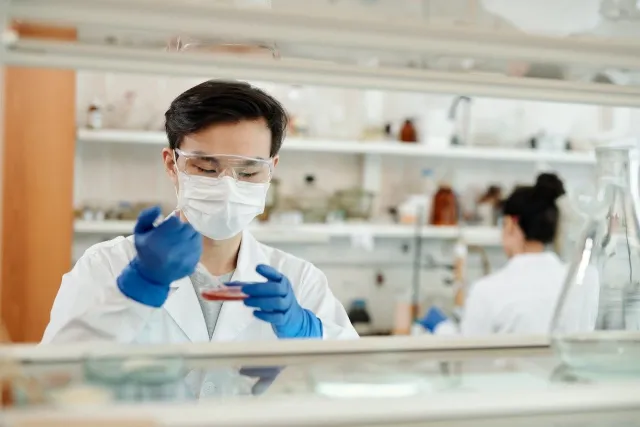 Científico en un laboratorio