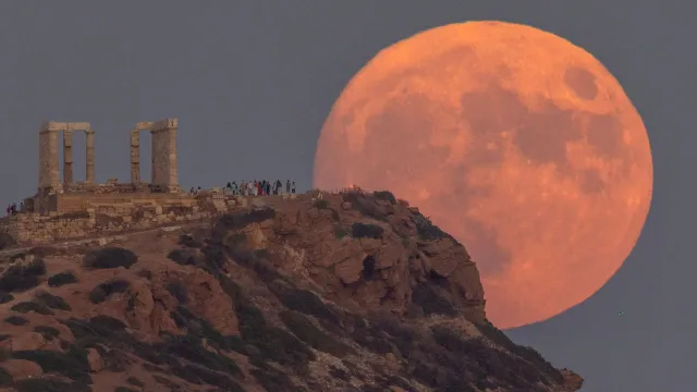 Luna Azul se eleva detrás del Templo de Poseidón, en el Cabo Sounion, cerca de Atenas, Grecia. Foto: Reuters