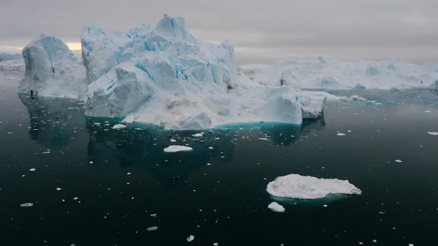 Iceberg flotando en el mar cercano a la Antártida