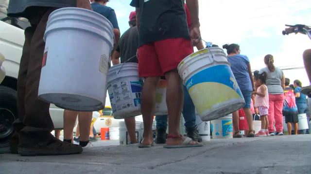 Pipa suministró agua hasta dos botes por persona. 