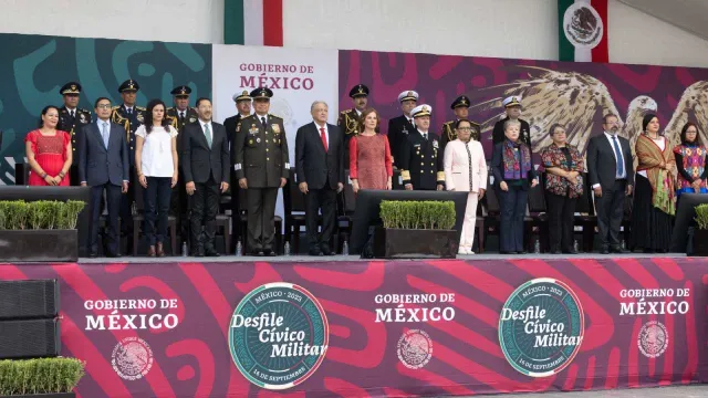 AMLO-Titulares-desfile