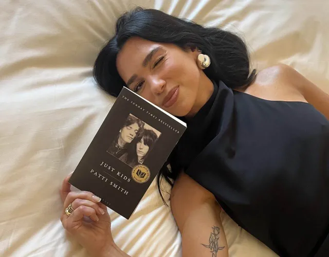 Dua Lipa leyendo ‘Éramos unos niños’ de Patti Smith