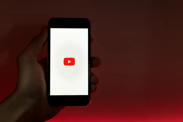 Celular con la aplicación de YouTube