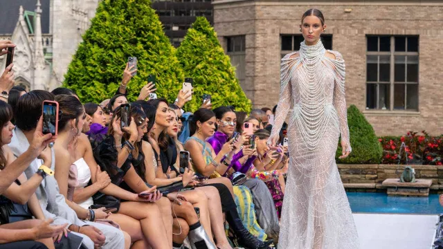 Creaciones de Iann Dey, durante la Semana de la Moda de Nueva York. Foto: EFE