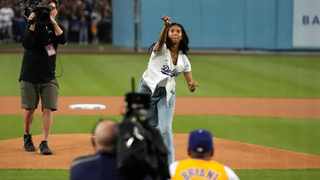 Natalia Bryant mostró sus habilidades para el beisbol. Foto: AP