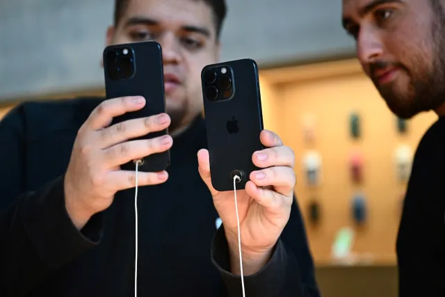 Compradores revisan el iPhone en una tienda de California