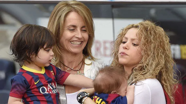 Shakira y Montserrat Bernabeu junto a los hijos de la cantante