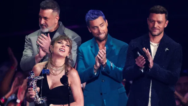 Taylor Swift recibe el premio al Mejor Pop de los miembros de NSYNC durante los MTV Video Music Awards. Foto: Reuters