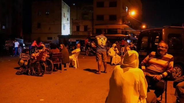 Habitantes en Casablanca, Marruecos, salen a las calles tras el terremoto en Marrakech. Foto: Reuters