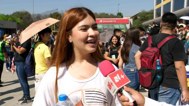 alumna de la uanl durante los festejos por los 90 años de la fundación del instituto educativo