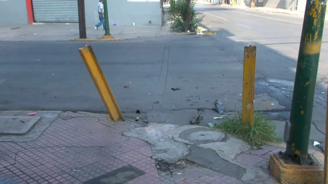 vigas salvan de morir a peaton tras accidente de autos en centro de monterrey