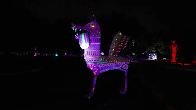 Este alebrije en forma de perro mide 4 metros de altura.