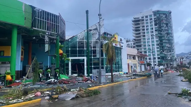 Avenida dañada en Acapulco por el huracán Otis