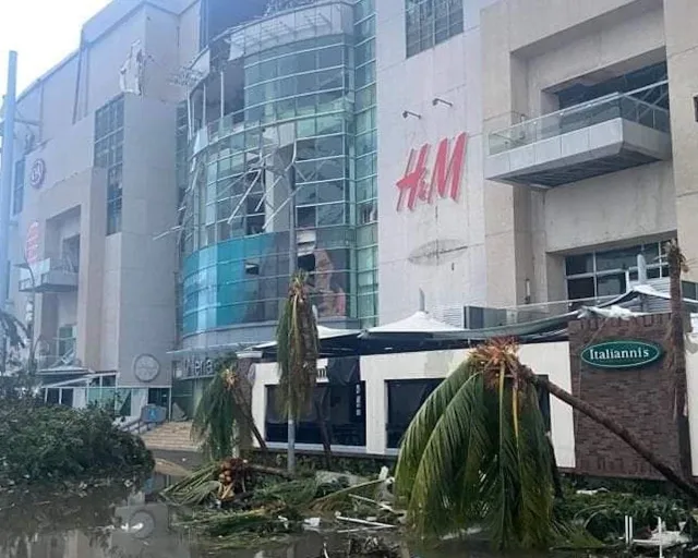 Plaza Galerías Diana, destruida por el Huracán Otis