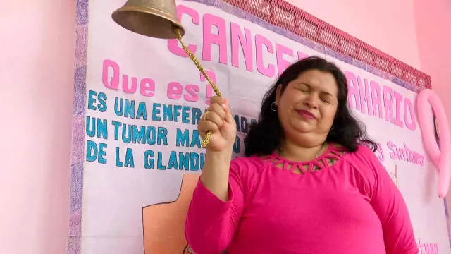 juana tocando campanas de sanación cáncer mamá