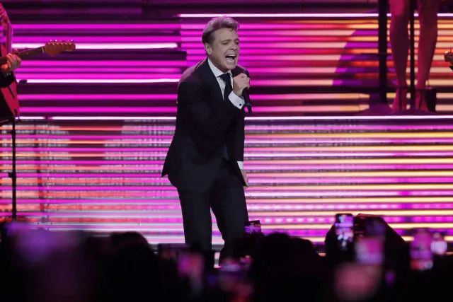 Luis Miguel durante un concierto en Chile