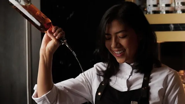 Bartender del bar Handshake Speakeasy, ubicado en la Ciudad de México