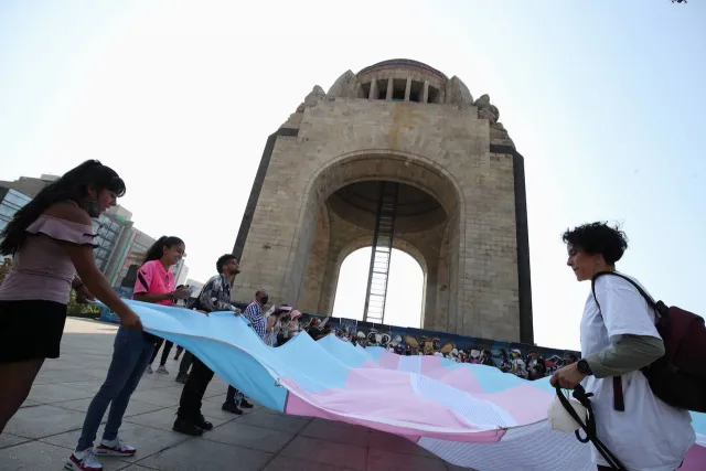 Bandera trans ondea durante protesta en el Monumento a la Revolución