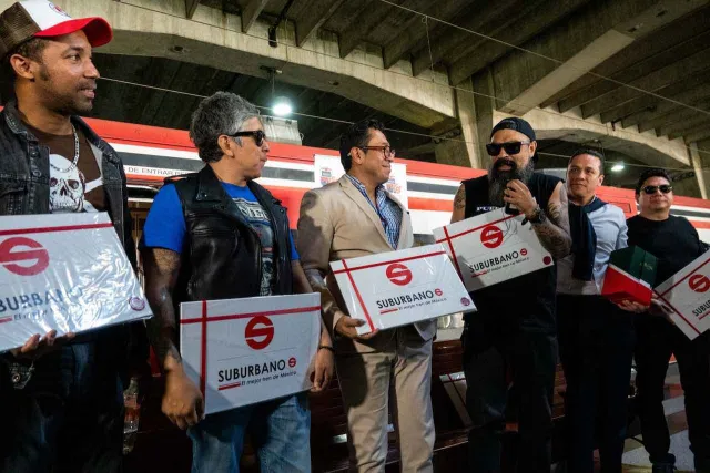 Panteón Rococó en conferencia de prensa en el Tren Suburbano