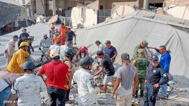 Labores de rescate en la Iglesia de la Santa Cruz, en Ciudad Madero