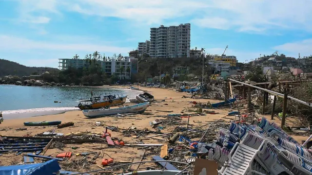 Escombros en playa de Acapulco tras el paso de Otis