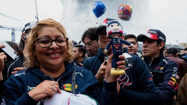 Admiradores de Sergio ‘Checo’ Pérez en Plaza Carso