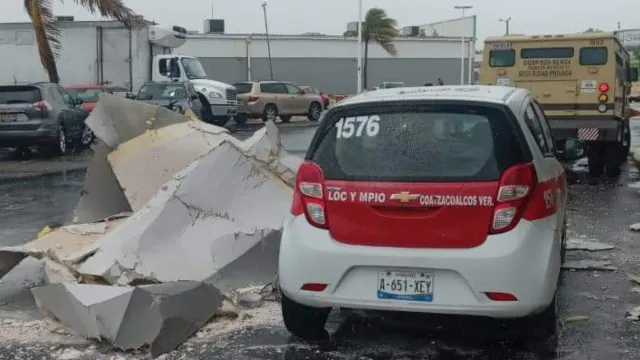 Taxi resulta con daños tras ser impactado por estructura de centro comercial | Foto: Mónica Ricardez | N+