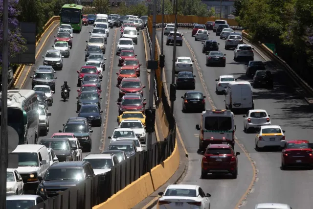 Tráfico en CDMX durante una contingencia ambiental