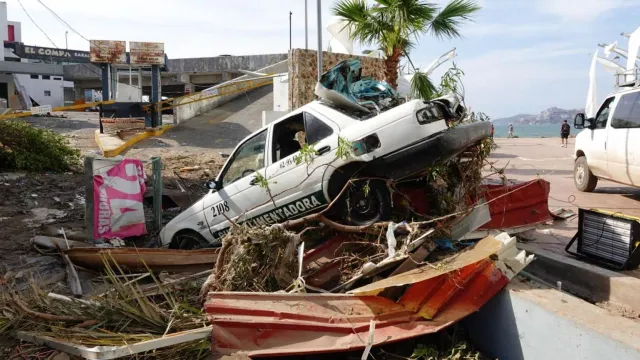 Taxi incrustado en escombros del huracán Otis, en Acapulco