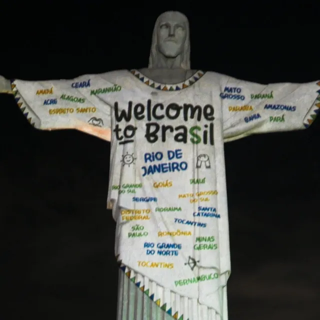 El Corcovado se iluminó en inglés y con los nombres coloridos de los 27 estados de Brasil. Foto: EFE