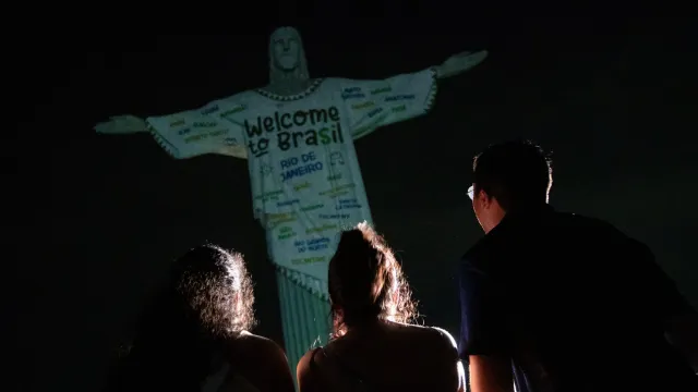 Cientos acuden al Cristo Redentor en homenaje a la cantante. Foto: AP