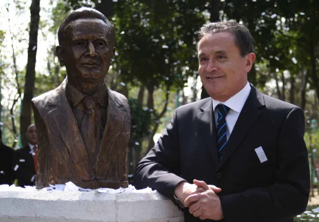 Ricardo Rocha junto a un busto en su honor