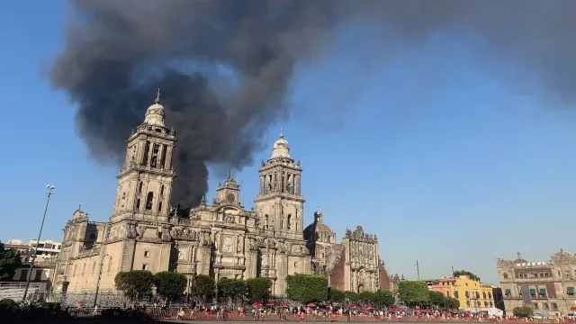 Incendio en Tepito visto desde el Zócalo de la Ciudad de México