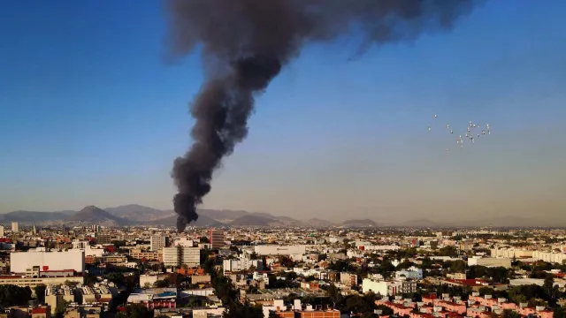 Incendio en bodega de la Plaza Oasis de Tepito