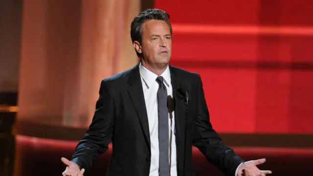 Matthew Perry en los Emmy en 2017