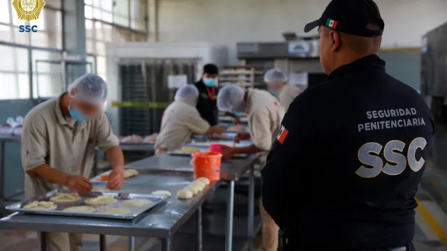 Elaboración de pan de muerto en penales de CDMX